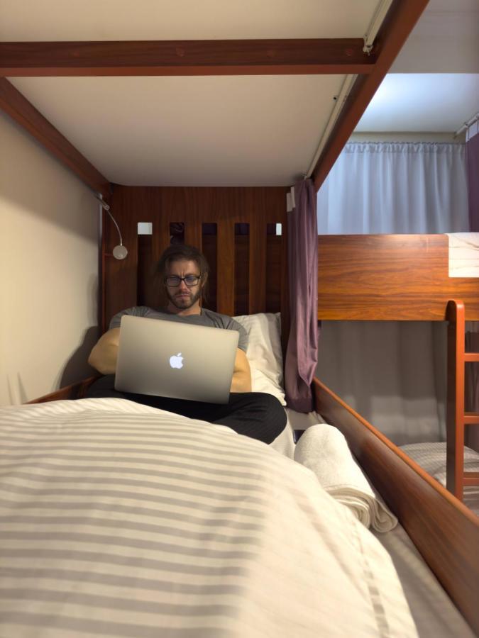Business Backpackers Jbr Vandrarhem Dubai Exteriör bild