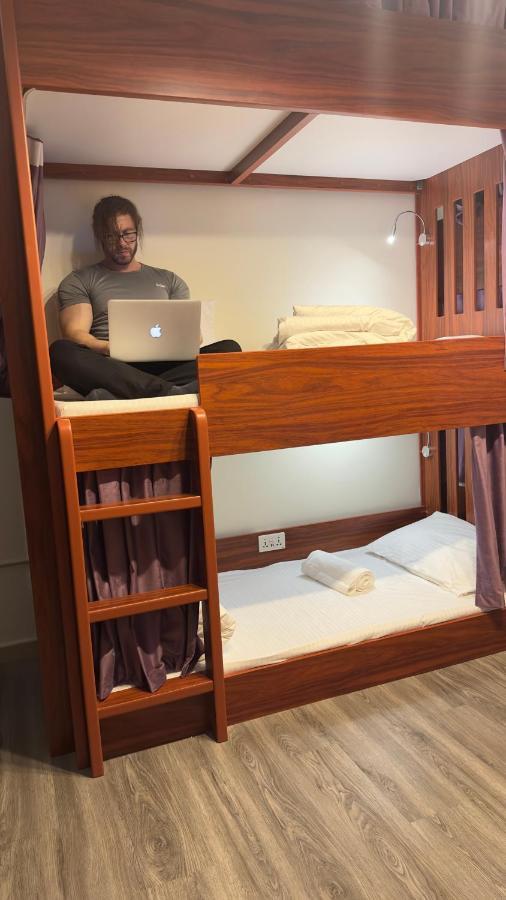 Business Backpackers Jbr Vandrarhem Dubai Exteriör bild