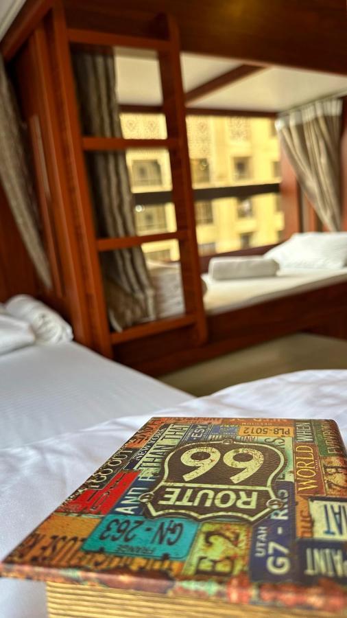 Business Backpackers Jbr Vandrarhem Dubai Exteriör bild